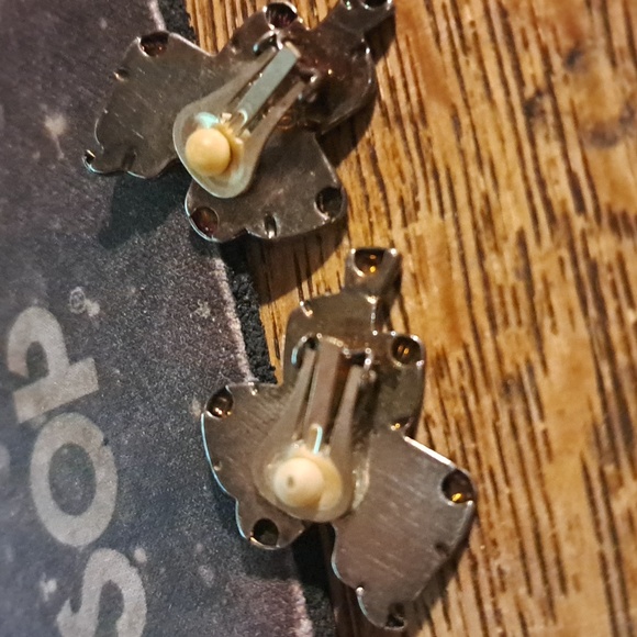 COPY - COPY - Vintage Silvertone Saddle Clip Earrings - Picture 3 of 3